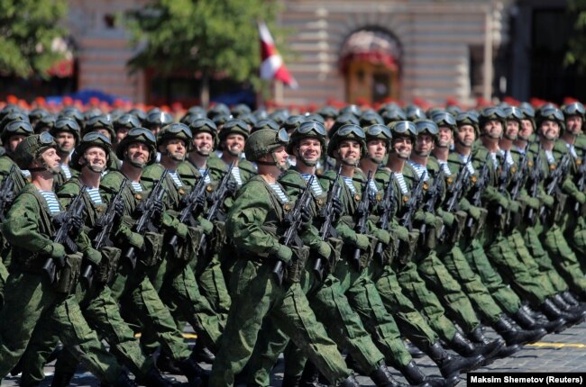Під час перенесеного параду на Красній площі в Москві, 24 червня 2020 року
