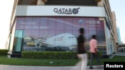 Ljudi prolaze pored kancelarije Qatar Airways u Manami, Bahrein, 8. juna 2017. Ilustrativna fotografija