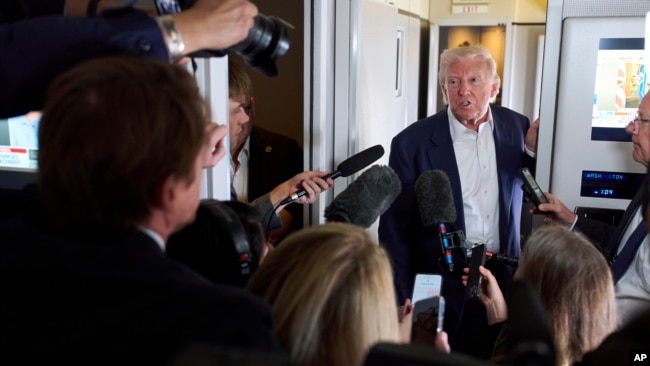 گفت‌وگوی دونالد ترامپ با خبرنگاران در هواپیمای ریاست جمهوری و در حال عزیمت به رم برای شرکت در مراسم تشییع پاپ فرانسیس