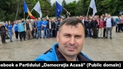 Moldova - Vasile Costiuc cu simpatizanți ai Partidului „Democrația Acasă” la Pelinia, Drochia
