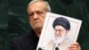 مسعود پزشکیان در سالن مجمع عمومی سازمان ملل عکس علی خامنه‌ای را هم بالا برد