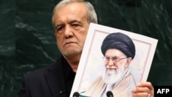 مسعود پزشکیان در سالن مجمع عمومی سازمان ملل عکس علی خامنه‌ای را هم بالا برد