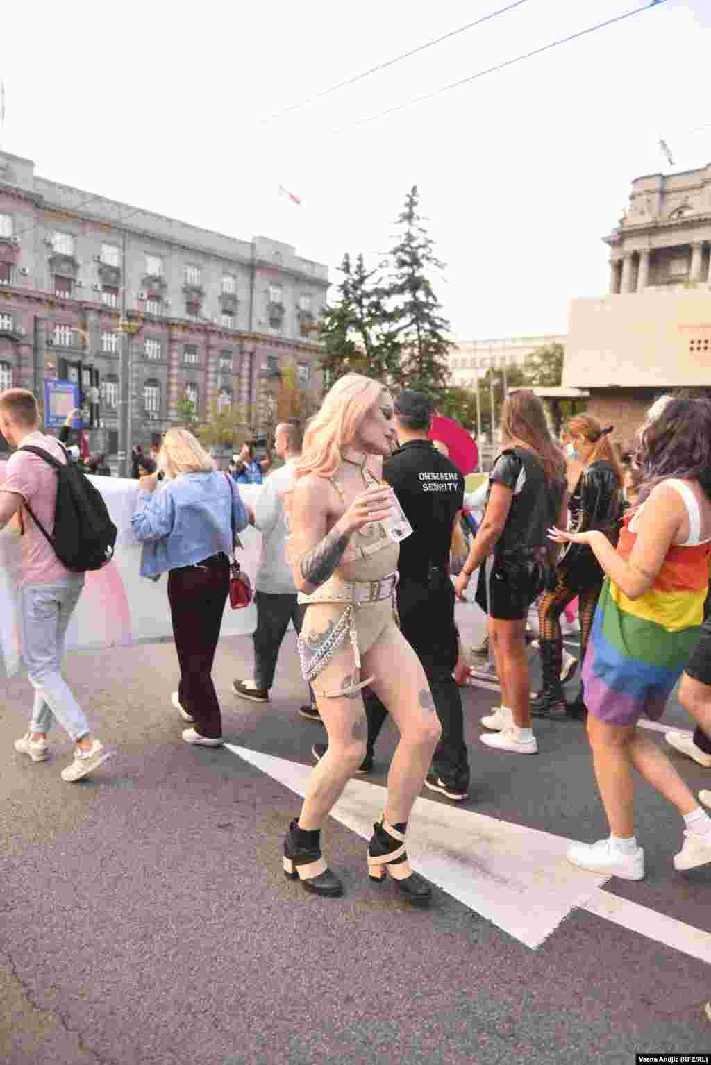 Pjesëmarrësit tjerë duke vallëzuar gjatë organizimit.