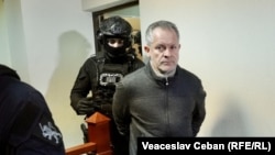 Vlad Plahotniuc, escortat de mascați la ședința de judecată de la Judecătoria Chișinău, sediul Buiucani, 3 decembrie 2025.