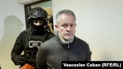 Vlad Plahotniuc escortat de mascați la ședința de judecată de la judecătoria Chișinău, sediul Buiucani, 3 decembrie 2025