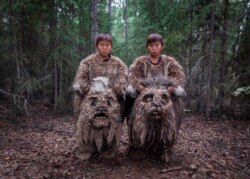 Близнюки Семен і Степан грають ролі болотяних міфічних істот – Долгочай