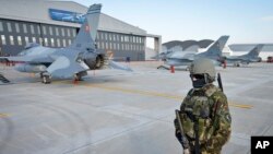Rumıniya hərbi bazalarından birində F-16 qırıcıları