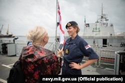 Одна з військовослужбовиць британського патрульного корабля HMS Trent із журналісткою Радіо Свобода. 5 липня 2021 року, Одеса