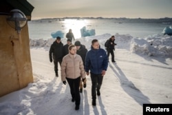 Премиерът на Дания Мете Фредериксен се разхожда в Нуук заедно с новоизбрания глава на правителството на Гренландия Йенс-Фредерик Нилсен, 2 април 2025 г.