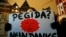 Германи -- ПЕГИДА боламан дуьхьал волчу стага дIалаьцна "ПЕГИДА? Ца оьшу, баркалла!" аьлла яздина плакат. 26Дечк2015. 