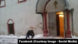 Gənclərdən biri kilsə yolunu təmizləyərkən...