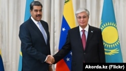 Фото по завершении переговоров между президентом Казахстана Касым-Жомартом Токаевым с ныне свергнутым лидером Венесуэлы Николасом Мадуро, которые состоялись в Москве 8 мая 2025. Фото с сайта Akorda.kz