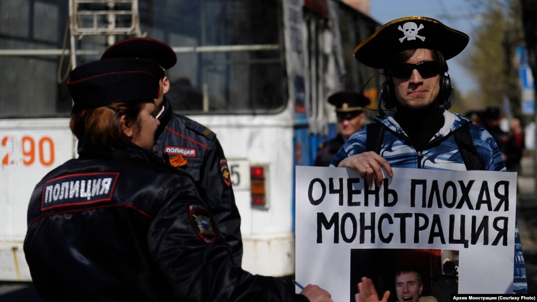 Участник Монстрации в Новосибирске