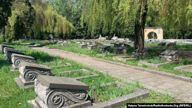 Комплекс «Пагорб слави» радянська влада почала будувати у 1948 році