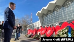 Vladimir Prebilič, iz Slovenije, predstavnik Zelenih u Evropskom parlamentu, položio je cveće kod Železničke stanice u tom gradu, odajući počast stradalima u padu nadstrešnice 1. novembra 2024. godine.