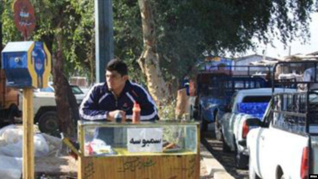  مجتبی مرادی در حال فروش سمبوسه در میدان بار دزفول 