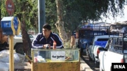  مجتبی مرادی در حال فروش سمبوسه در میدان بار دزفول 