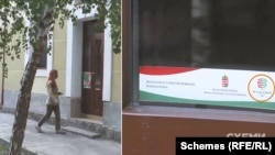 Позначка на дверях місцевого навчального закладу, яка свідчить, що той отримав кошти від угорського фонду