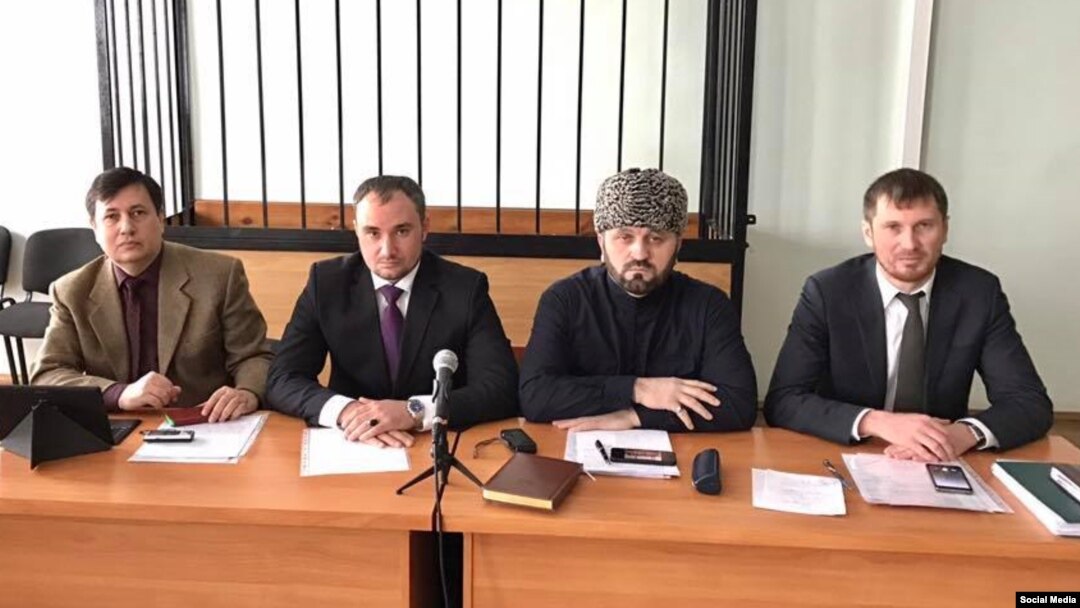 Укытучыларны яклаучы юристлар, сулдан: Сарытаудан Равил Тугушев, Руслан Нәгыев, Грозныйдан Сәед-Магомед Чапанов һәм Саранскидан Марат Әшимов