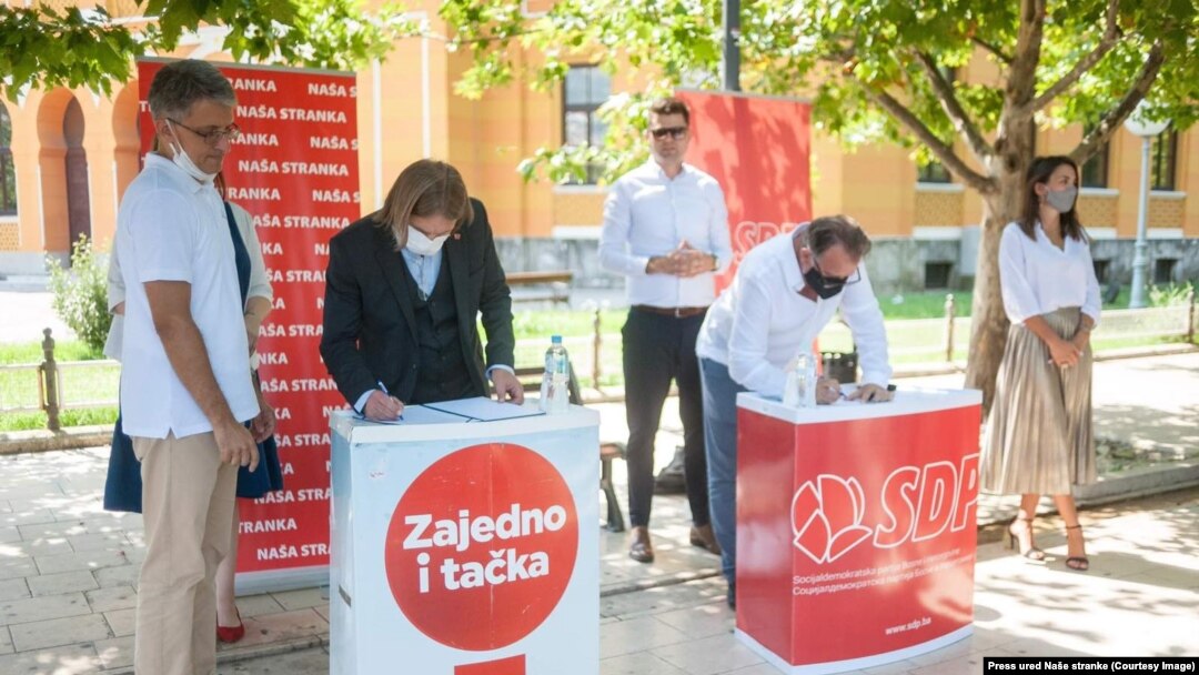 Potpisivanju sporazuma prisustvovali su predsjednici ovih dviju stranaka Predrag Kojović i Nermin Nikšić