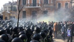 Сутичка між представниками «Нацкорпусу» і правоохоронцями під Адміністрацією президента