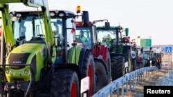 Agricultorii germani protestează împotriva reducerii subvențiilor.