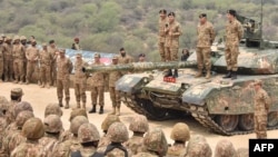 Началникът на пакистанската армия генерал Сайед Асим Мунир стои на танк и разговаря с войници, 1 май 2025 г.
