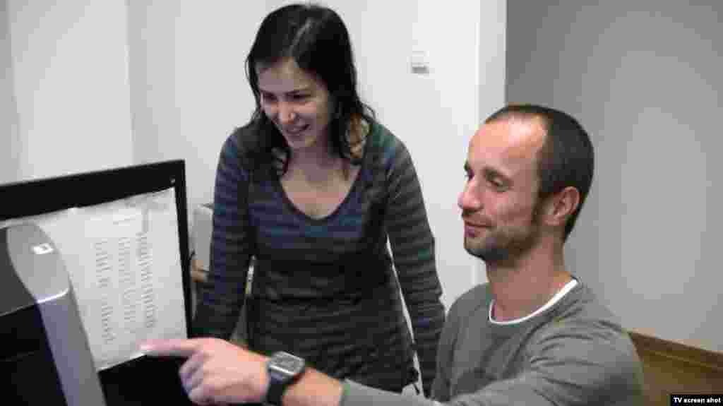 Novinari Ljudmila Cvetković i Zoran Glavonjić, u redakciji dopisništva RSE u Beogradu, 24. januar 2013. 