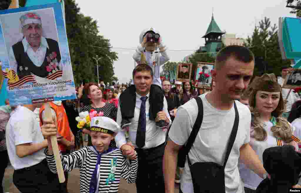 Қазақстан "Мәңгілік полк" шерудің атауын "Батырларға тағзым" деп өзгеріп, георгиев лентасының орнына Қазақстан туымен түстес әрі ою-өрнек бейнеленген лента қолдана бастады. "Мәңгілік полк" - 2012 жылы Ресейде пайда болған қозғалыс.