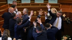 Deputetja e Aleancës, Time Kadrijaj duke hedhur vezë në drejtim të kreut të LVV-së, Albin Kurti. 
