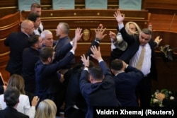Косовська депутатка Тіме Кадріяй жбурляє яйце в прем'єр-міністра Альбіна Курті (немає на фото) під час пленарного засідання з обрання нового спікера парламенту в Приштині 8 серпня