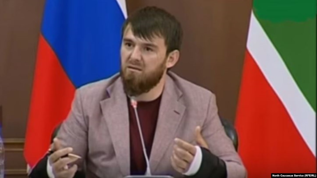 После разоблачения покушения на Рамзана Кадырова Ислам появился на экранах местного ТВ с забинтованными руками