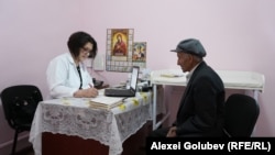 În prezent, în R. Moldova funcționează 240 de centre de sănătate autonome. Imagine simbol: un pacient în timpul consultației la medicul de familie.