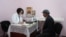În prezent, în R. Moldova funcționează 240 de centre de sănătate autonome. Imagine simbol: un pacient în timpul consultației la medicul de familie.