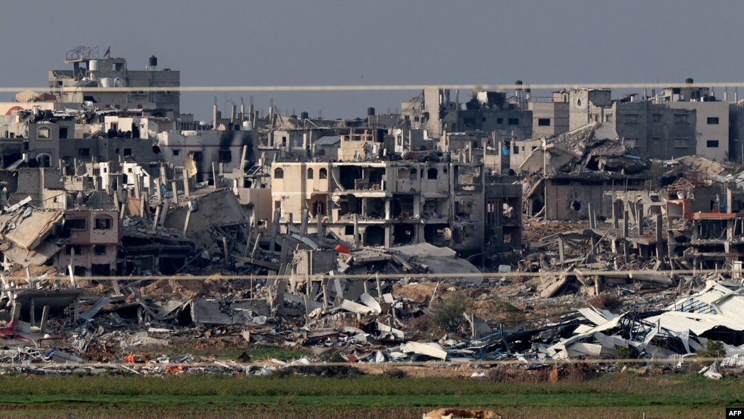 O fotografie realizată din sudul Israelului arată clădiri distruse în Fâșia Gaza, 17 ianuarie 2024.