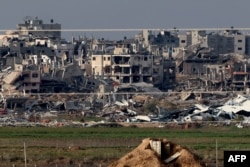 На фото, зробленому з півдня Ізраїлю, видно зруйновані квартали Сектора Гази. 17 січня 2024 року