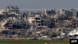 O fotografie realizată din sudul Israelului arată clădiri distruse în Fâșia Gaza, 17 ianuarie 2024.