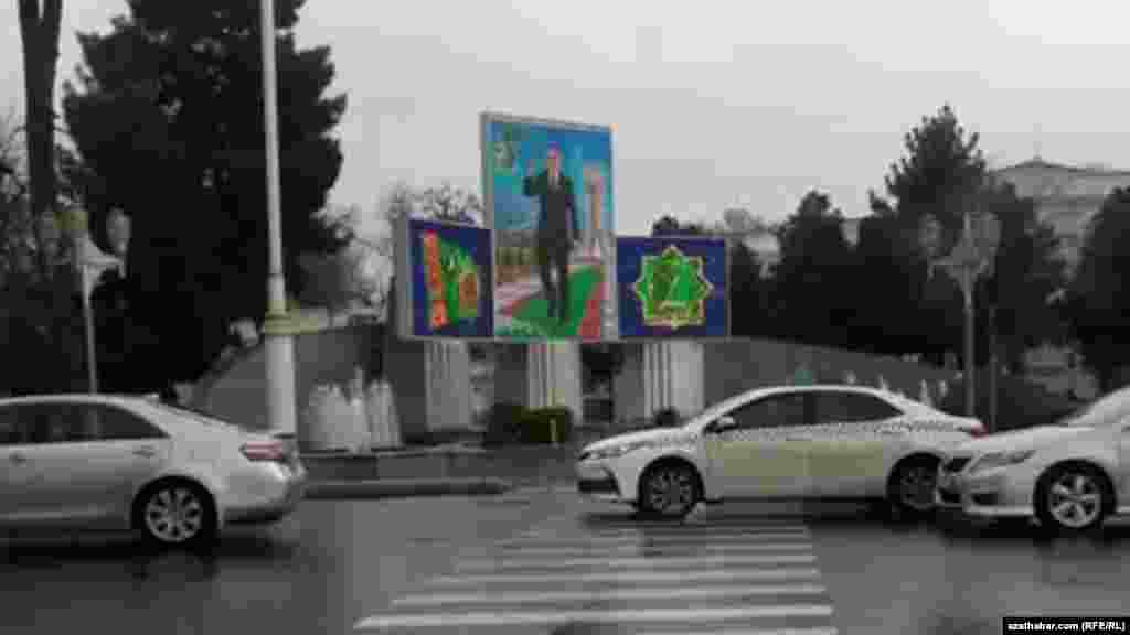 Aşgabatdaky prezident Gurbanguly Berdimuhamedowyň portretleriniň biri