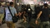 Policia bllokon protestuesit në Beograd antiqeveritar në fund të një tubimi, ku protestuesit kërkuan zgjedhje të parakohshme, pas gati tetë muajsh protestash pothuajse të përditshme. 28 qershor 2025.