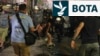 Policia bllokon protestuesit në Beograd antiqeveritar në fund të një tubimi, ku protestuesit kërkuan zgjedhje të parakohshme, pas gati tetë muajsh protestash pothuajse të përditshme. 28 qershor 2025.