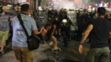 Policia bllokon protestuesit në Beograd antiqeveritar në fund të një tubimi, ku protestuesit kërkuan zgjedhje të parakohshme, pas gati tetë muajsh protestash pothuajse të përditshme. 28 qershor 2025.