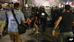 Policia bllokon protestuesit në Beograd antiqeveritar në fund të një tubimi, ku protestuesit kërkuan zgjedhje të parakohshme, pas gati tetë muajsh protestash pothuajse të përditshme. 28 qershor 2025.