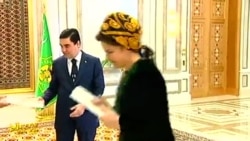 В Туркменистане книгу президента тоже прикладывают ко лбу