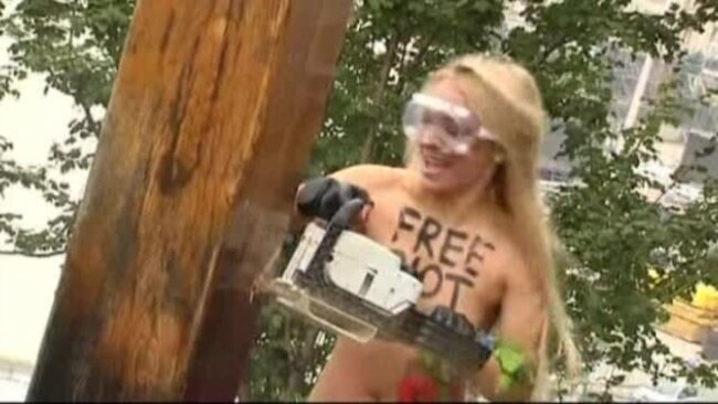 Спилившая крест в Киеве активистка FEMEN получила убежище во Франции