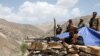 Въоръжени мъже, които са против талибаните, пазят контролен пункт в област Горбанд, Афганистан.