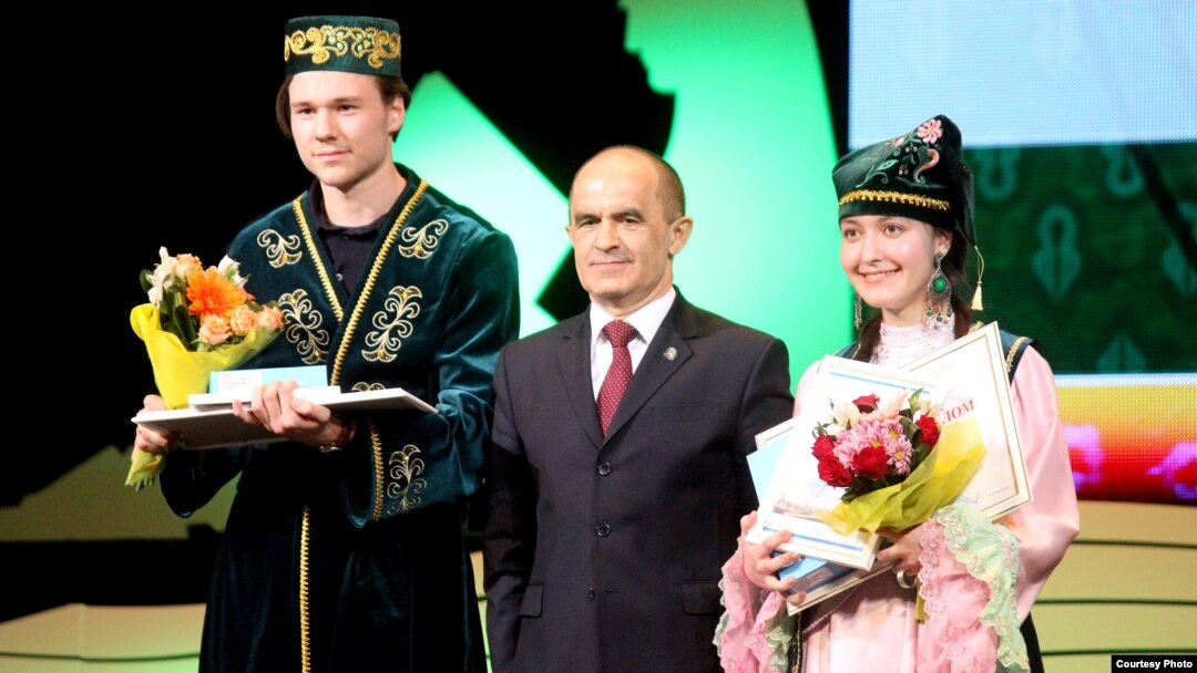 Гран-при ияләре Наил Бәдретдин (с), Зилә Мөбәрәкшина (у) Татарстанның мәгариф һәм фән министры Энгель Фәттахов белән 
