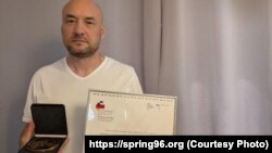 Праваабаронца Валянцін Стэфановіч з узнагародай