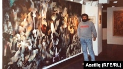Художник Вячеслав Ахунов на фоне своей картины «Когда бомбили Бухару». Лондон, 1988 год.