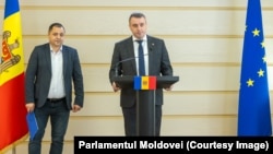 Deputații partidului PAS, Artemie Cătănoi (stânga) și Igor Chiriac, prezintă amendamente la Codul Civil.