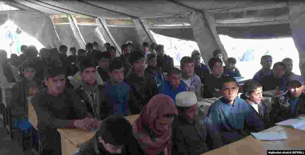 ماشومان په ښونځي کې سبق وايي.